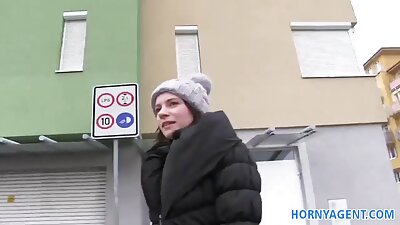 Piščanec z lepo muco se z jezikom ovije okoli kura
