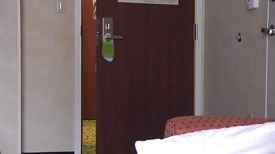 Mrzla najstnica in njen fant seksata na kavču
