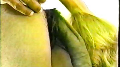Blondinka z napihnjenimi bradavičkami odpira noge za penetracijo v muco