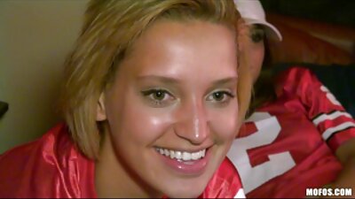 Blondinka z majhnimi prsi izkazuje svojo ljubezen do penisa