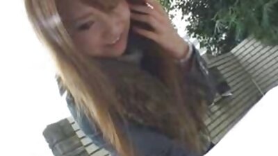 Analna razvratnost z mlado dekle in starejšo pornozvezdo v črnih najlonkah