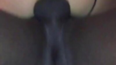 Razuzdana pornozvezda sleče kavbojska oblačila in jih sama obleče