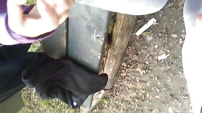 Rjavolaska z veliko zadnjico izkazuje veliko ljubezni do tiča