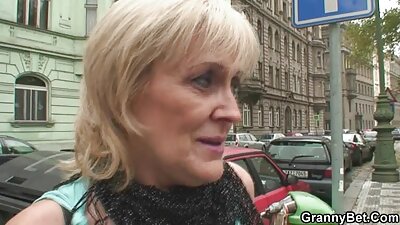 Dekle s krokarskimi lasmi, ki obožuje tiča, je močno udarjeno