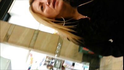 Seksi blondinka, ki sesa kure, si res želi, da bi se zajebal hardcore