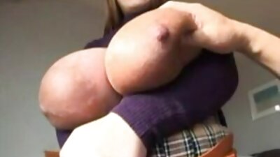 Vroča kurba odpre svojo muco in zelo močno se zvrta