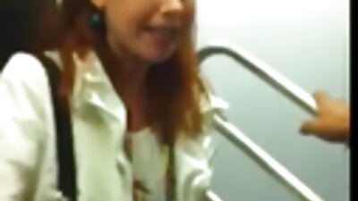 Seksi dama z dolgimi lasmi piha pred kamero