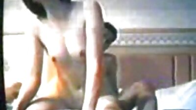 Seksi blondinka študentka seksa vso noč s prijatelji