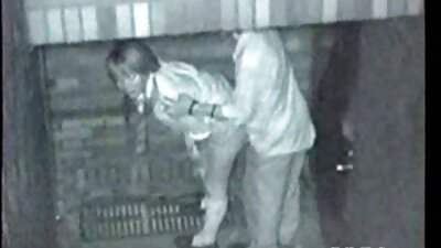 Najstnica iz naravne ebenovine uživa v vsakem centimetru fantovega tiča