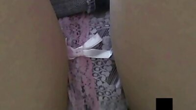Neverjetna rjavolaska stiska svoje joške in drgne to muco