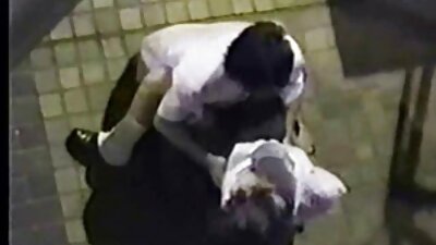 Youngster uživa v dveh vročih ženskah tik pred svojimi prijatelji