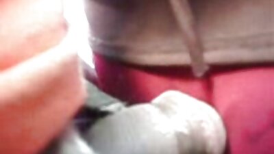 Najstnica z B skodelicami vneto jaha svojega tiča in sesa obremenitev
