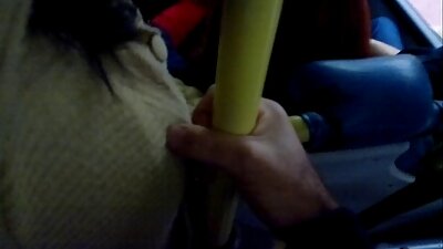 Ljubiteljska najstnica z brezdlako muco širi noge in tudi zajebava