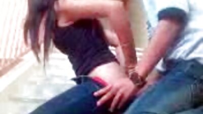 Petite punco udarjata dva fanta na dvorišču