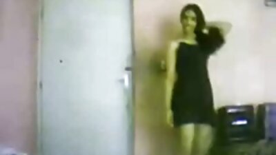 Sramežljiva Japonka ne sleče senčil med jebanjem muc