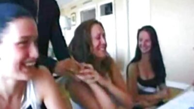Napihnjene bradavice Latinas se poskakujejo naokoli, ko jih bel tip prilepi