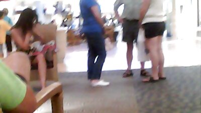 Ljubka latino pišča v svoji hotelski postelji je tukaj za kurac