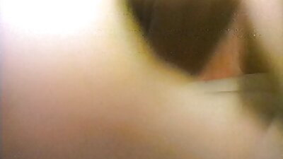 Rjavolaska v nogavicah se zabava z igranjem z vibratorjem