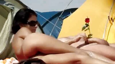 Rjavolaska babe je sposobna pridobiti fanta, da spere z uporabo njenih stopal