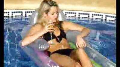 Blondinka s kratkimi lasmi in tankim telesom daje kurac v usta