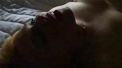 Rjavolaska s seksi telesom je pritisnjena ob kuhinjski pult