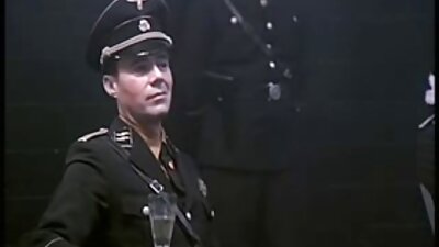 Dekle z lepo rit je na postelji in ji pustoši muco