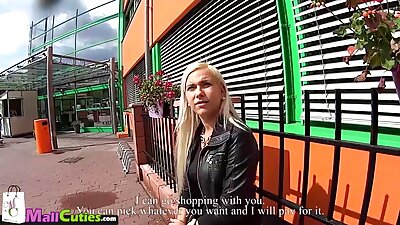 Naravne vitke oblike teen babe naredijo, da se njen gospod pravilno zajebe