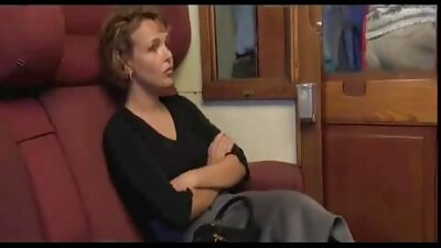 Seksi lezbijke so ena na drugi, se poljubljajo in sesajo kura