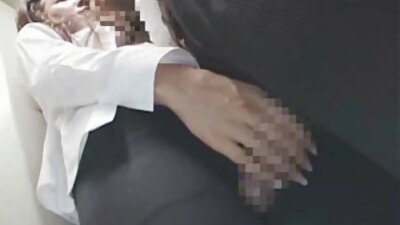 Dve ljubki najstnici drug drugemu ližeta genitalije, namesto da bi kuhala