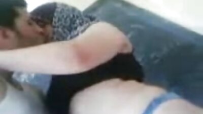 Prebodena mlada lepotica za moškega širi svoje seksi ustnice