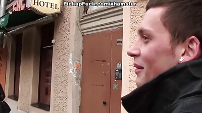 Petty blonde je res vešča, ko gre za podarjanje stopal