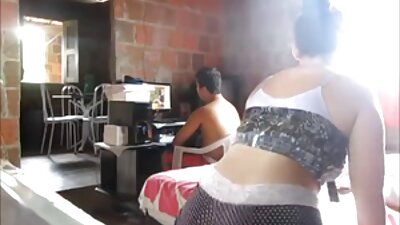 Blondinka s seksi rackom se močno udari po pizi