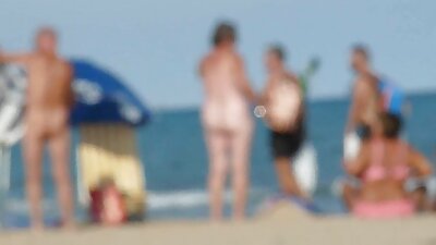 Porno video portugalske psice, ki nosi rožnato majico in hlačke