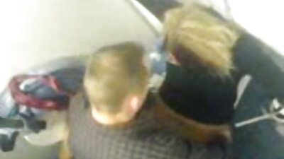 Vroča rjavolaska z velikimi prsmi tako zelo želi jahati trdega tiča