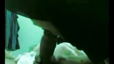 Milf, ki ima lepe velike joške, je zajebal bazen