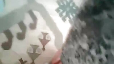 Dve dekleti se poljubljata in se pestita